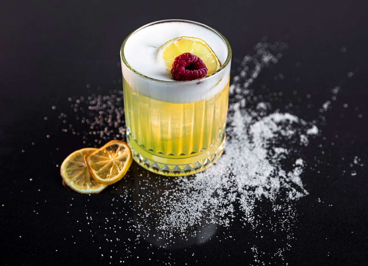Amaretto Sour: rețetă, ingrediente și secretele unui cocktail echilibrat