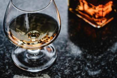 Diferența dintre brandy și cognac - origine, proces și caracteristici
