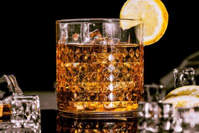 Top 5 whisky-uri cu aroma de fructe uscate si alune. Cu ce le poti servi?