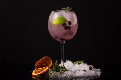 De ce contează gheața într-un cocktail și cum alegi dimensiunea potrivită a cuburilor