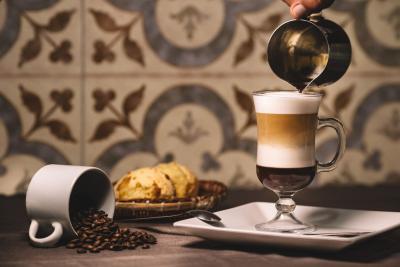 Irish Coffee: rețetă, origine și motivele pentru care este atât de apreciată