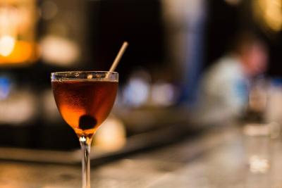Manhattan cocktail: reteta originala plus alte variatii care te vor da pe spate!