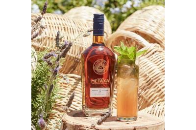 Vara este mai frumoasa atunci cand ai Metaxa! Iata cum poti prepara 4 cocktailuri de senzatie