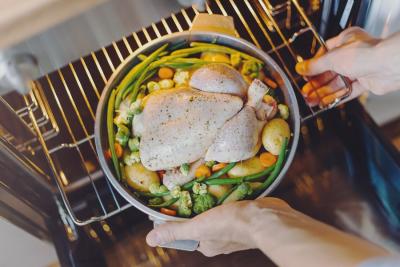 Pui cu bere la cuptor sau la tigaie? Iata 3 retete pe care le poti pregati oricand!