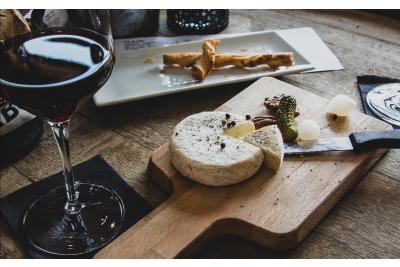 Invata cum sa servesti vinuri si branza ca un specialist!