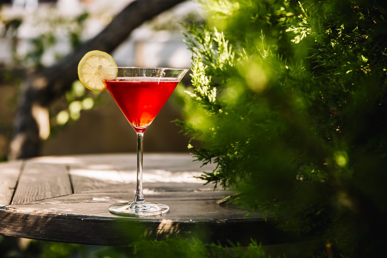 Cocktail Cosmopolitan: de ce ingredientele fac diferența într-o rețetă reușită