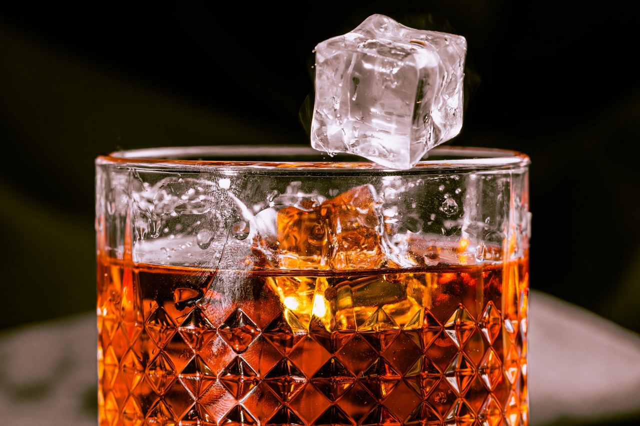 Diferența dintre single malt și blended whisky: ce variantă să alegi?