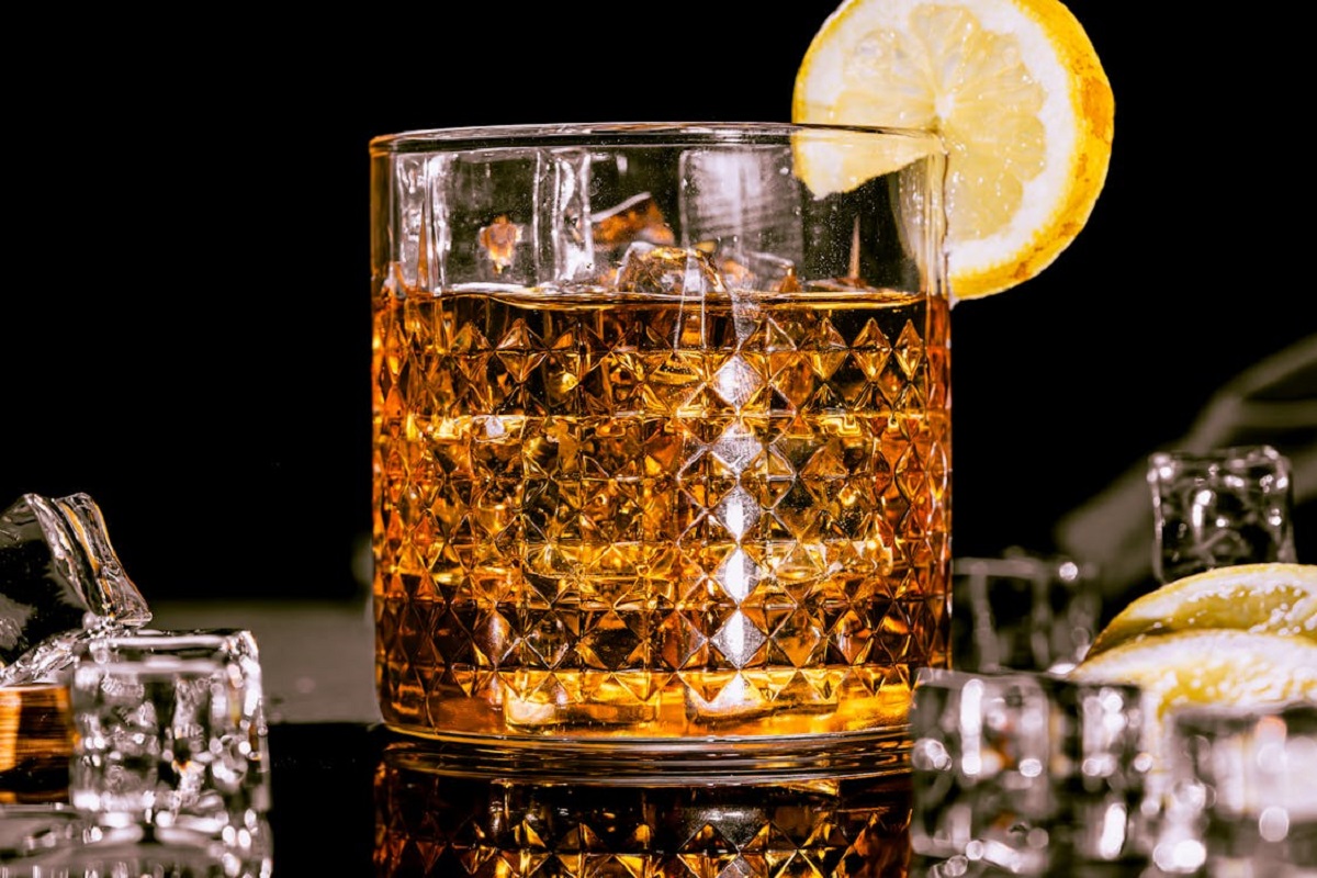 Top 5 whisky-uri cu aroma de fructe uscate si alune. Cu ce le poti servi?